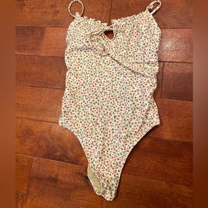 Old navy women’s floral bathing suit size medium